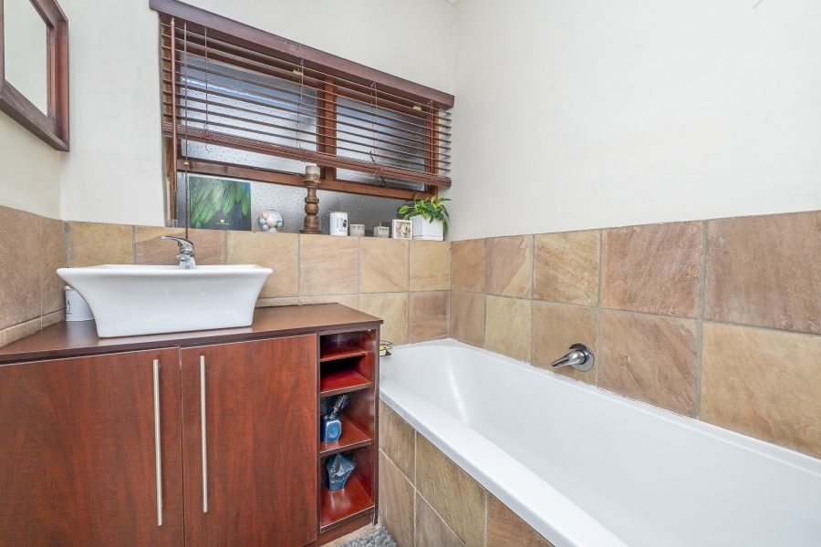 5 Bedroom Property for Sale in Kenridge Western Cape